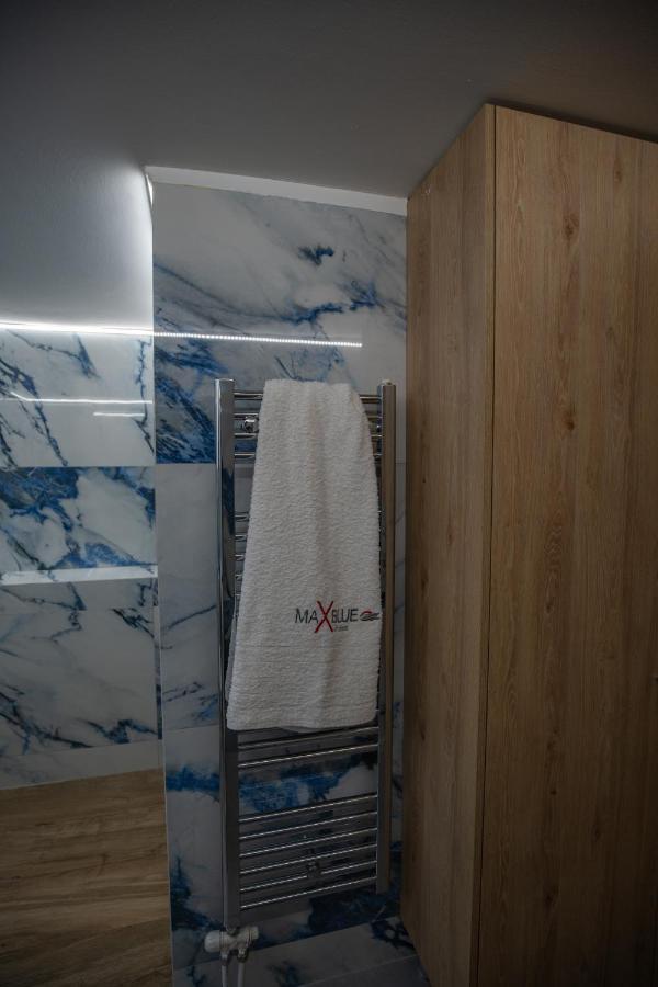 Max Blue Apartment, A Stay Like No Other Пирей Экстерьер фото